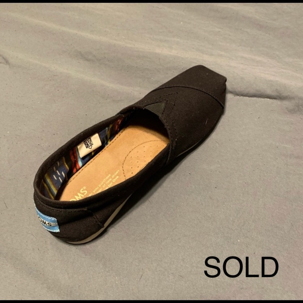 SOLD Toms women’s size 6